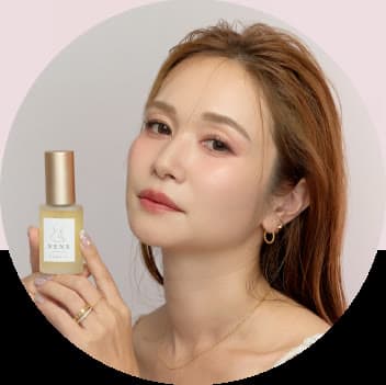 NENEフェミニンオイルを手にする女性